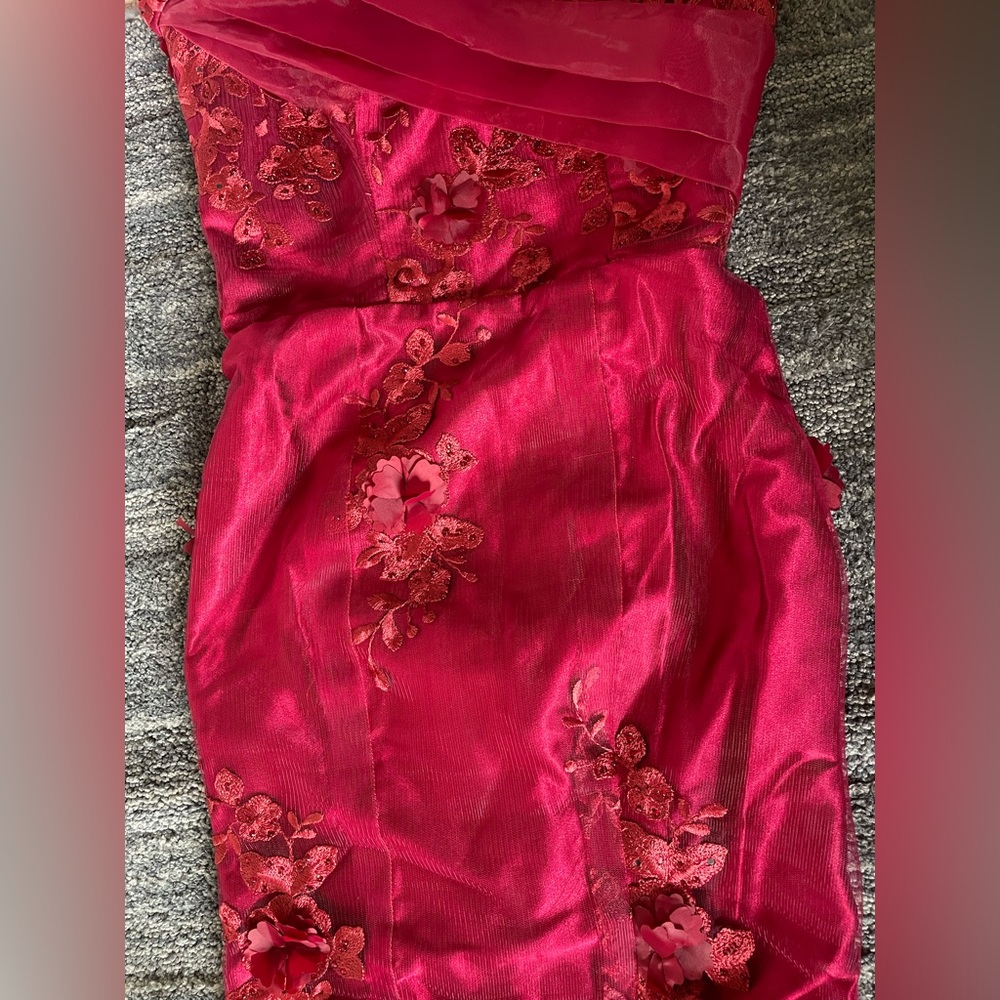 Elegant Fuchsia Lace-Appliqué Maxi Dress - Picture 7 of 7